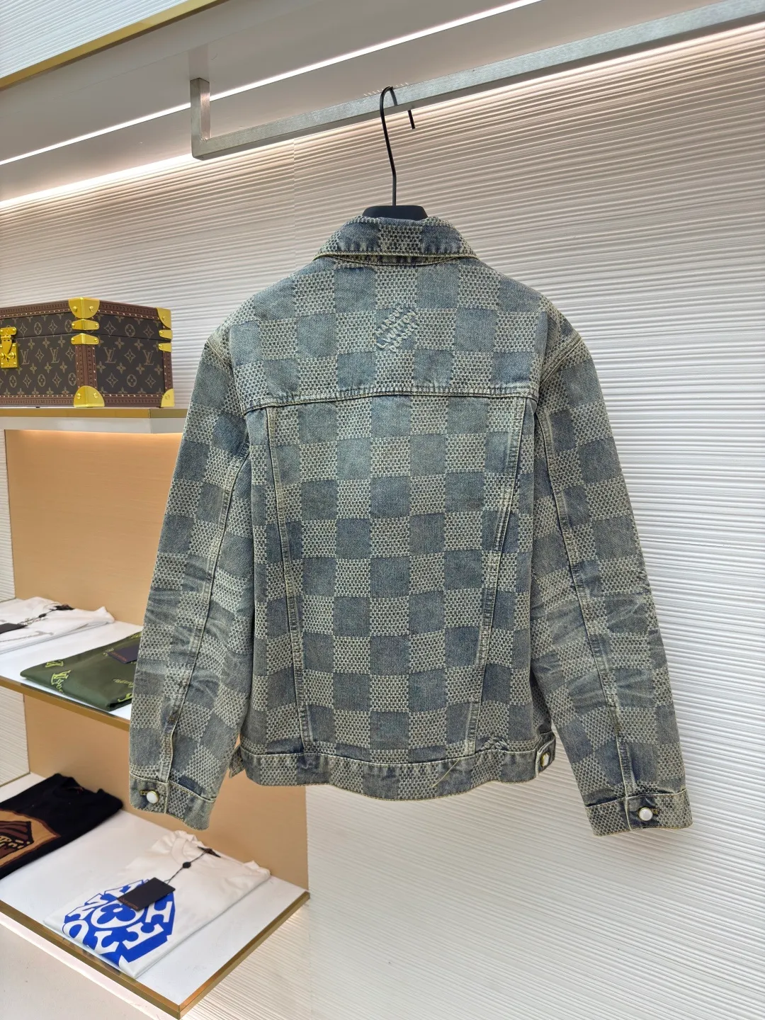 LOUIS VUITTON Yellow checkerboard denim jacket ●Authentic product: purchased and developed by 16499 ●Item number: 1680610-C20 ●Fabric: denim fabric ●Technology: jacquard production ●Version: fitted version ●Weight: about 935 grams ●Size: 46-48-50-52 ●Description: The fabric is integrated into 3D Damier jacquard, a classic plaid pattern combined with 3D jacquard technology, is a process of weaving three-dimensional patterns on the fabric through a loom. Fading and distressing effect, this fabric uses sand washing process and special dyeing technology. The natural wear and fading effect of the denim after washing makes it look more retro and historical. The overall wiring is straight and delicate, the fabric is comfortable and soft, and the color is consistent without color difference. It can be matched with the same style to create a fashionable look and control various occasions. Customized accessories, complete with three standards, same style for men and women!
